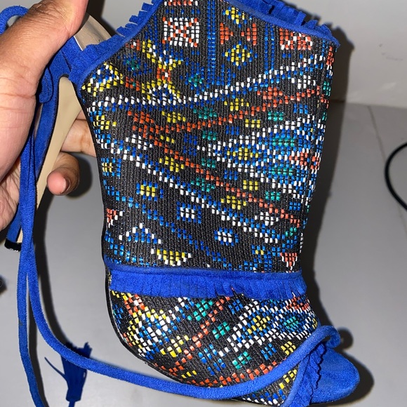 Beautiful Heel w/ unique design - Picture 4 of 4